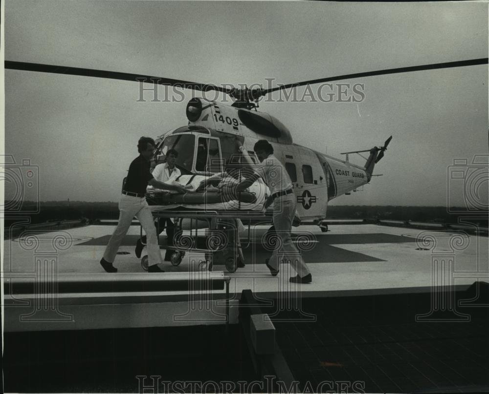 1976 Press Photo St. Luke&#39;s Hospital staff receive patient on roof helipad - Historic Images