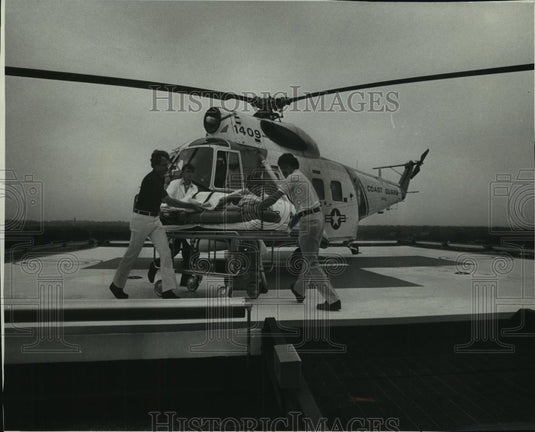 1976 Press Photo St. Luke's Hospital staff receive patient on roof helipad - Historic Images