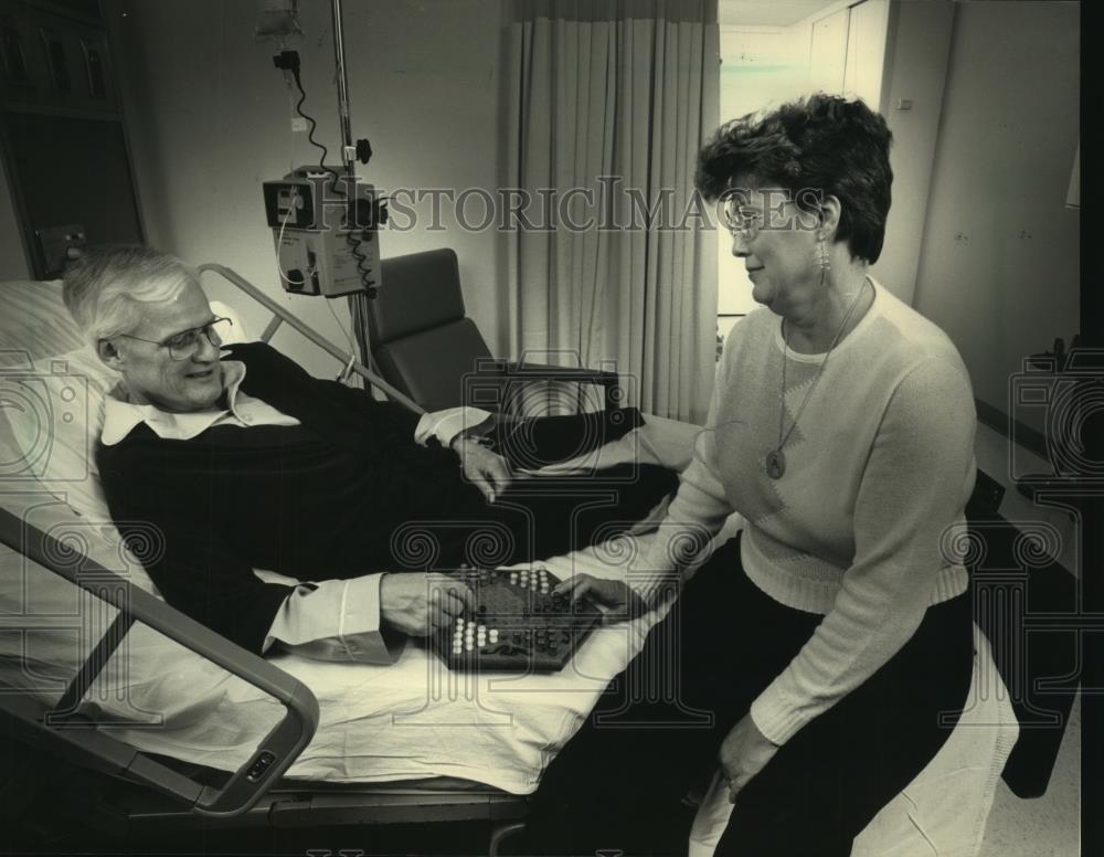 1987 Press Photo Joan and James Mohr play a game at St. Luke&#39;s Medical Center - Historic Images