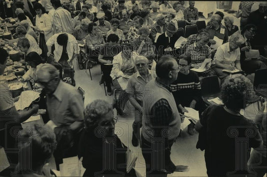 1986 Press Photo A room full of people who wanted free blood tests at St. Luke's - Historic Images