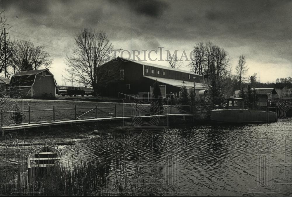 1991 Press Photo A large, diesel-powered boat is docked in Saukville, Wisconsin - Historic Images