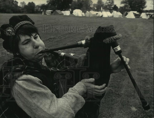 1991 Press Photo Dorina Lukins plays bagpipe, Crossroads Rendezvous, Saukville - Historic Images