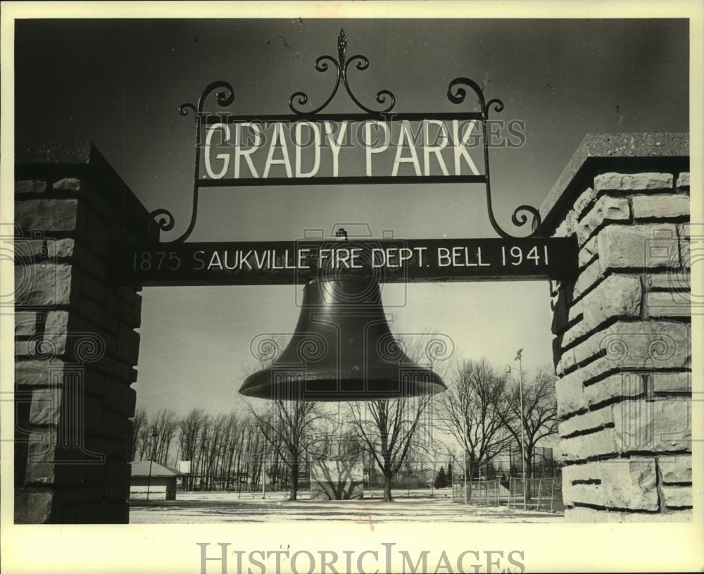 1980 Press Photo Grady Park, Saukville Fire Department Bell hangs, Wisconsin.. - Historic Images