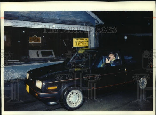 1992 Press Photo Warren Klaus reports open garage while on patrol, Sherman Park. - Historic Images