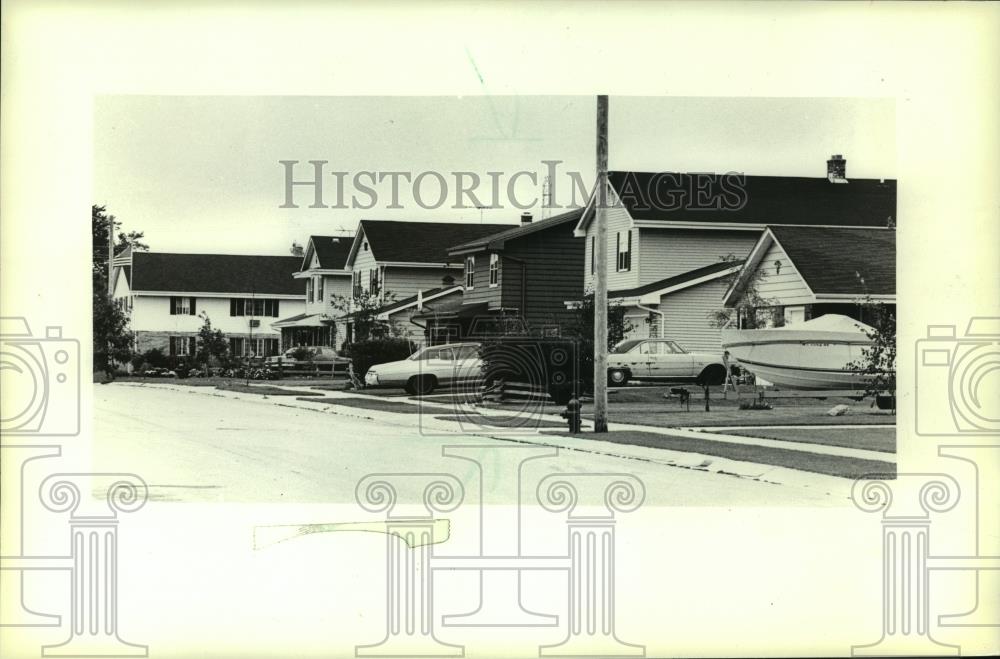 1981 Press Photo Easy St. neighborhood homes, cars, boats, Saukville Wisconsin - Historic Images