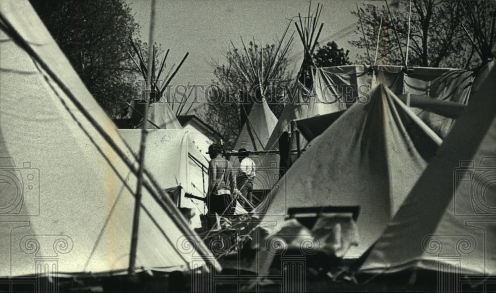 1992 Press Photo Group of Wigwams, pup tents, Crossroads Rendezvous, Saukville - Historic Images