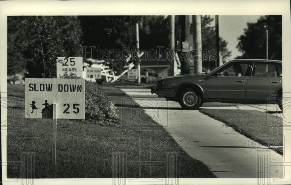 1992 Press Photo Slow down signs in neighborhood yards, Saukville, Wisconsin - Historic Images