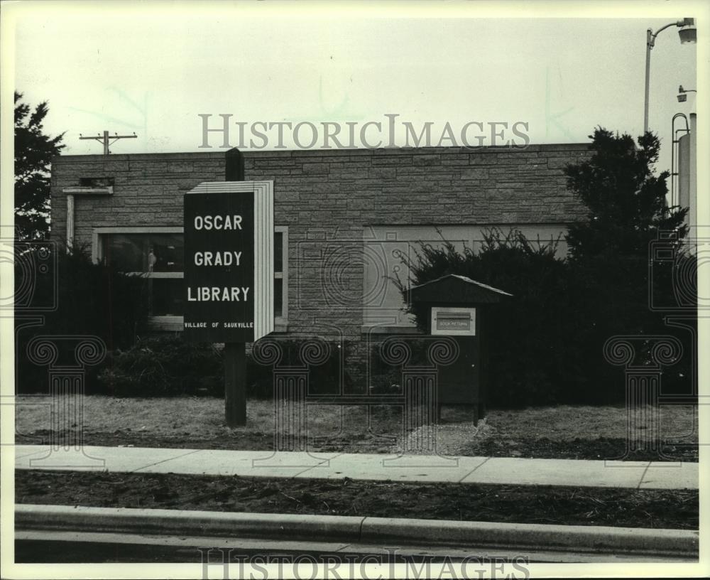 1983 Press Photo Book drop at Oscar Grady library in Saukville, Wisconsin - Historic Images