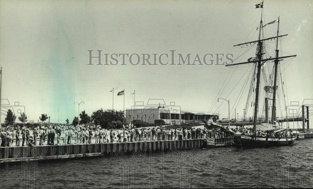 1981 Press Photo Folks in line for the Spirit of Baltimore at port in Milwaukee - Historic Images