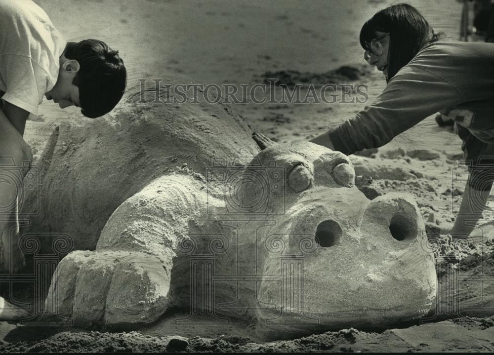 1992 Press Photo Mom and son work on dragon sand sculpture, Harrington Beach - Historic Images