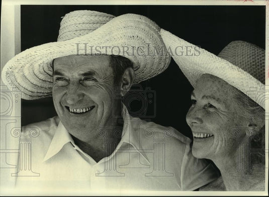 1977 Press Photo William and Ardath Saxbe, wearing straw hats, Mechanicsburg - Historic Images