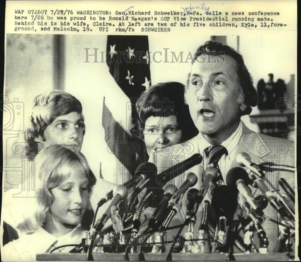 1976 Press Photo Sentor Richard Schweiker and family at news conference - Historic Images