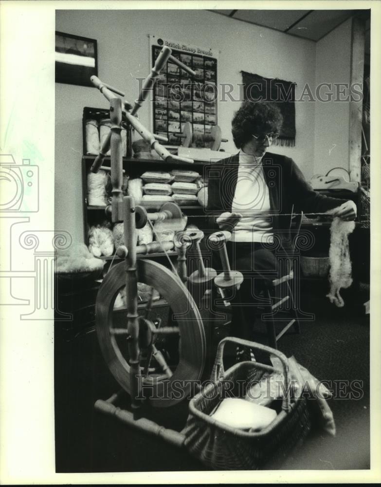 1983 Press Photo Marie Becker with spinning wheel in her shop, The Treadlery - Historic Images