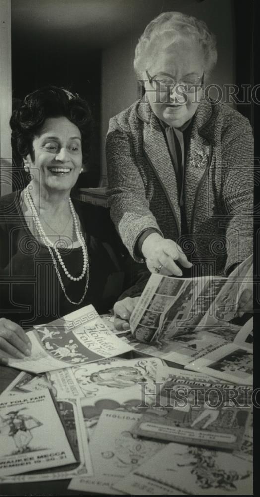 1982 Press Photo Dorothy Stacy, Louis Raschig with scripts for Holiday Folk Fair - Historic Images
