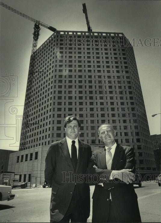 1984 Press Photo Executives in front of new 30-story Winmar Co., office tower - Historic Images