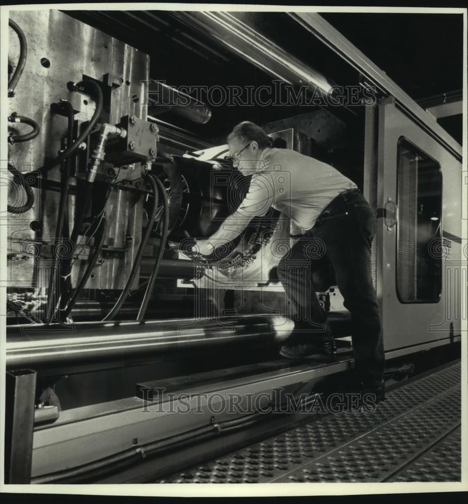 1991 Press Photo Technician Bob Pelz at Sta-Rite Industries in Waterford. - Historic Images