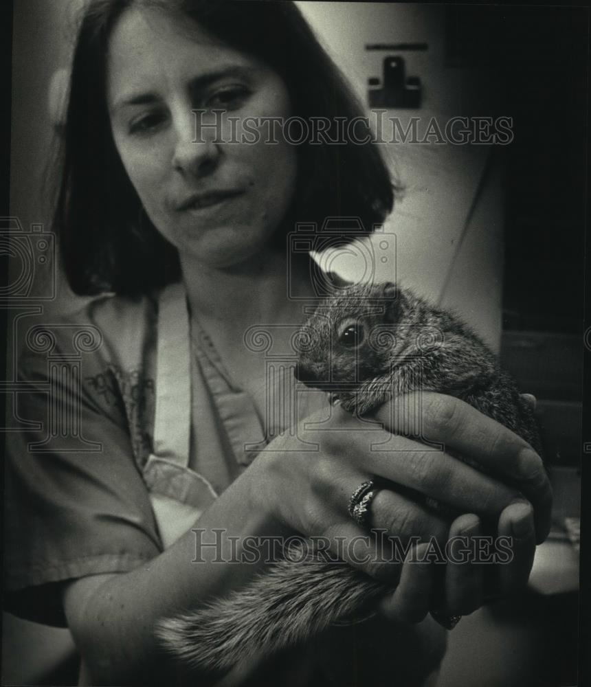 1992 Press Photo Karen Bishop of the Wild Animal Rehabilitation Center - Historic Images