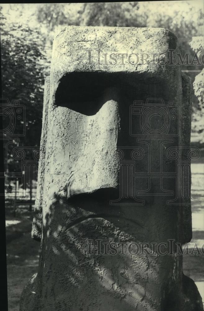 1985 Press Photo Joseph Stanke&#39;s Easter Island art sculpture, New Berlin - Historic Images