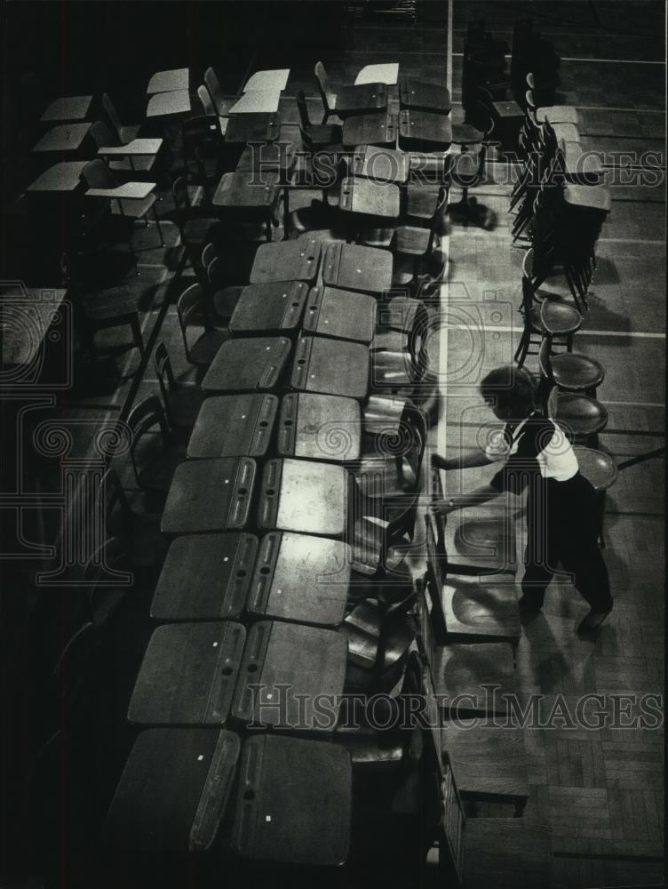 1991 Press Photo Kathy Liberski moves desks, chairs for sale, St. Mary&#39;s Academy - Historic Images