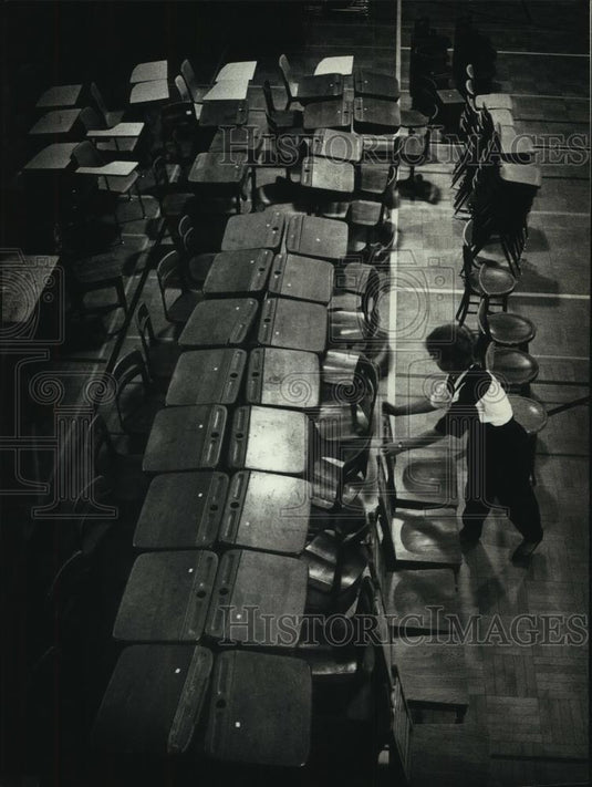 1991 Press Photo Kathy Liberski moves desks, chairs for sale, St. Mary's Academy - Historic Images