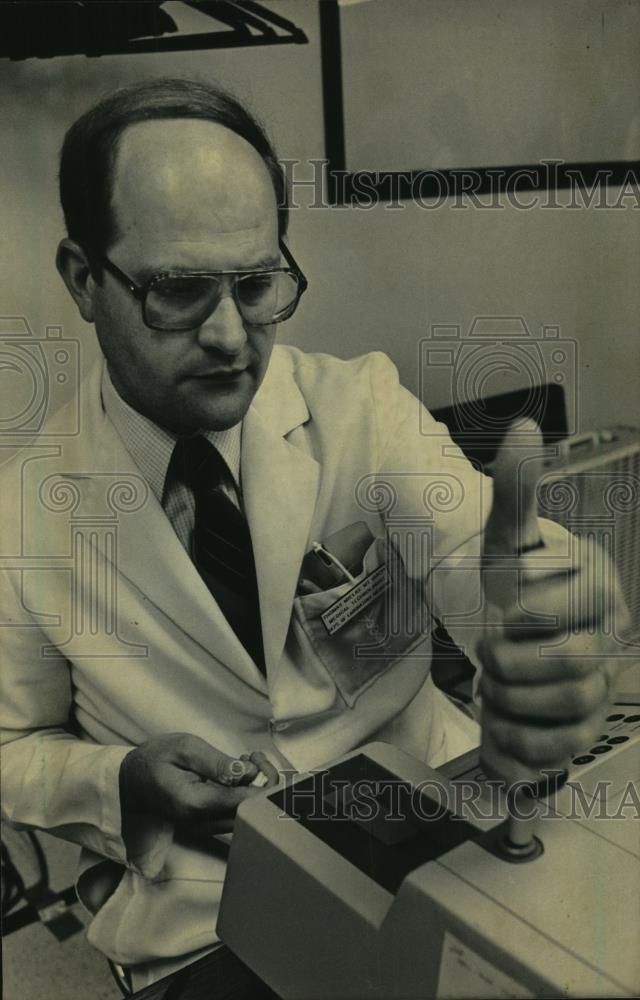 1986 Press Photo Hospital employee doing blood-cholesterol test for citizens. - Historic Images