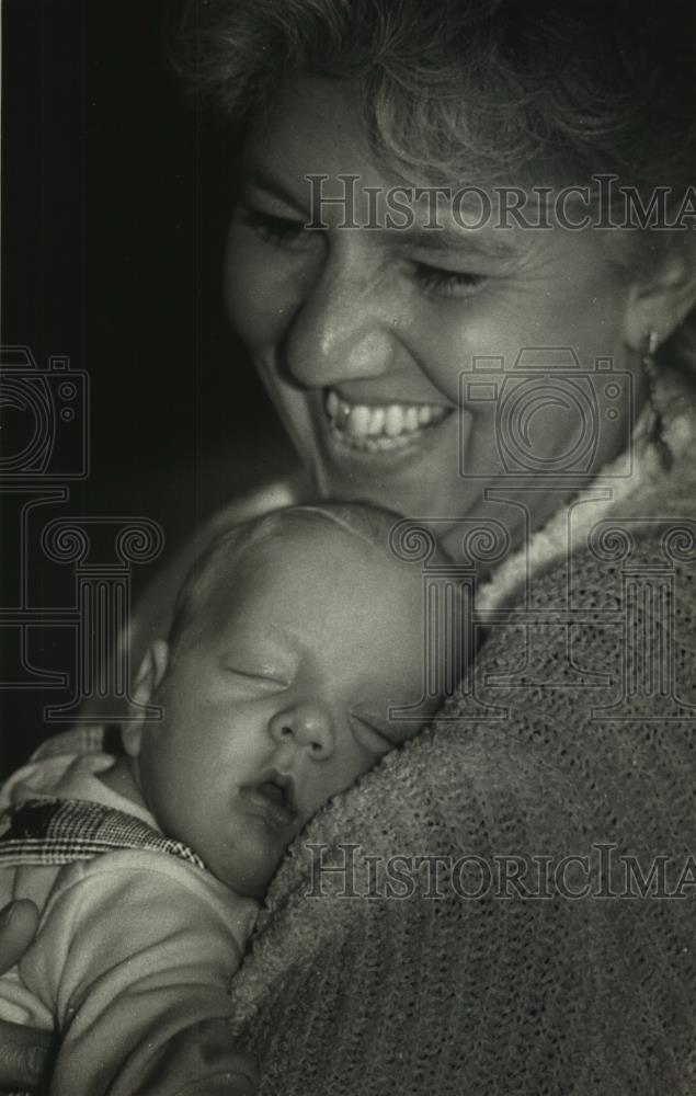 1989 Press Photo Kari Wacker sleeping on shoulder of Carol Schubert at St. Lukes - Historic Images