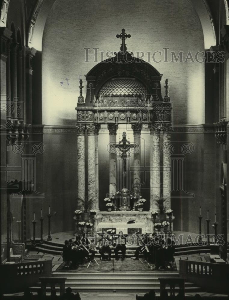 1980 Press Photo Musicians play at alter, St. John&#39;s Cathedral, Milwaukee - Historic Images