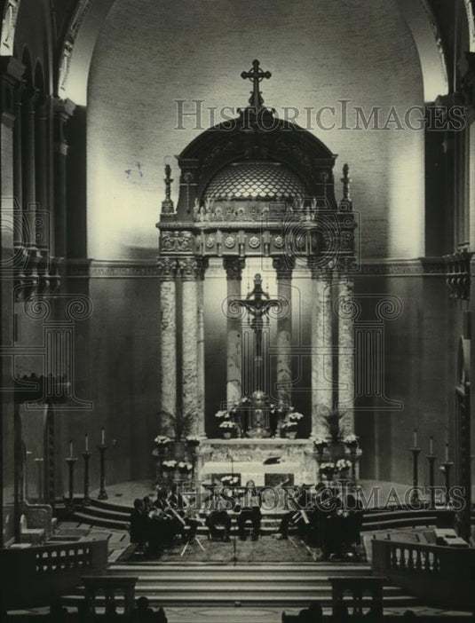 1980 Press Photo Musicians play at alter, St. John's Cathedral, Milwaukee - Historic Images