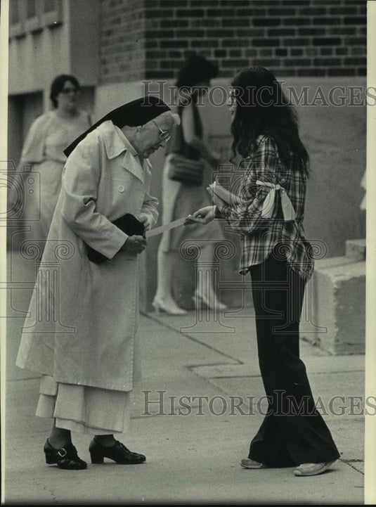 1984 Press Photo Sister Katherine Maroney of St. John Cathedral takes pamphlet - Historic Images