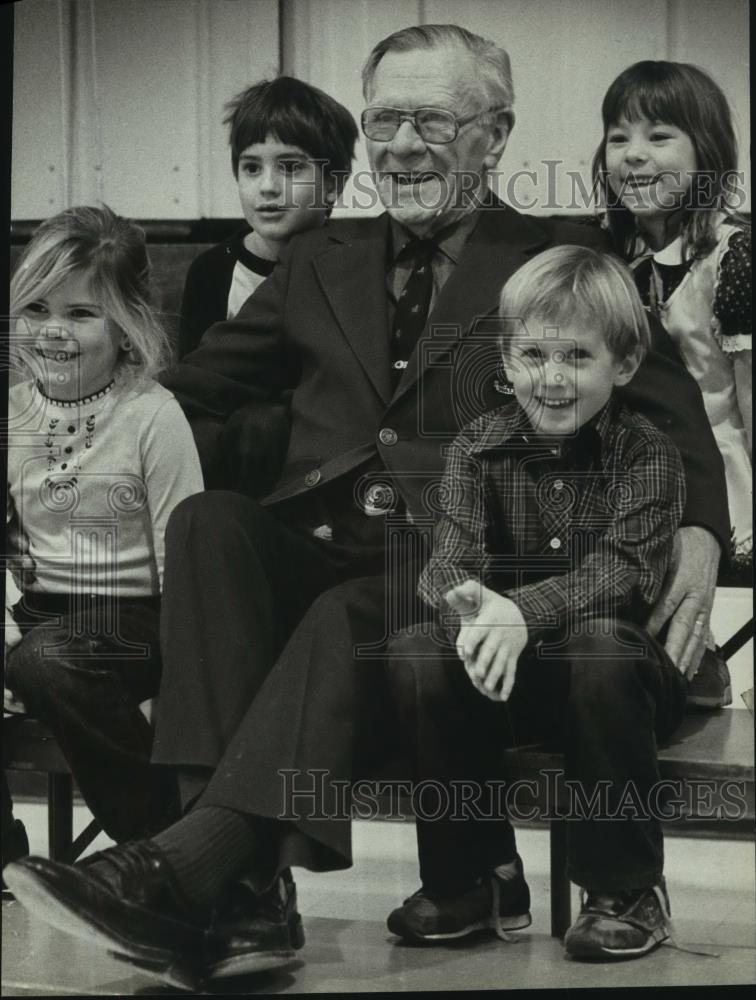 1981 Press Photo Morris Stealey with children, Wales Elementary School - Historic Images