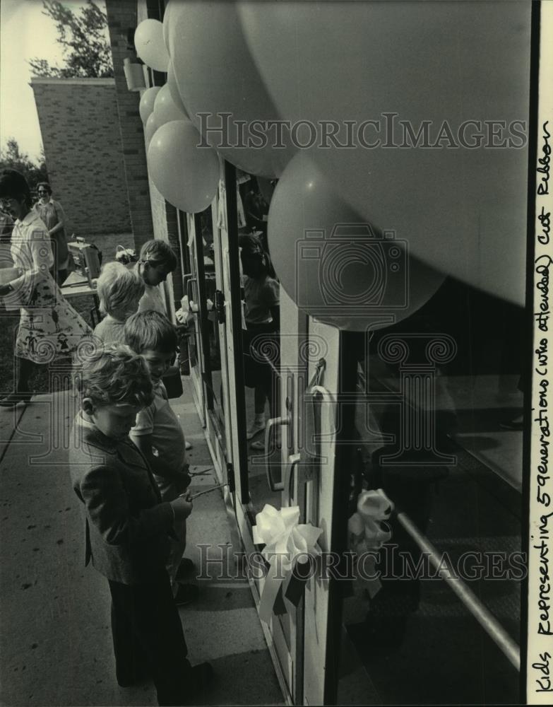 1985 Press Photo Children cut the ribbon at Catholic School, Saukville. - Historic Images