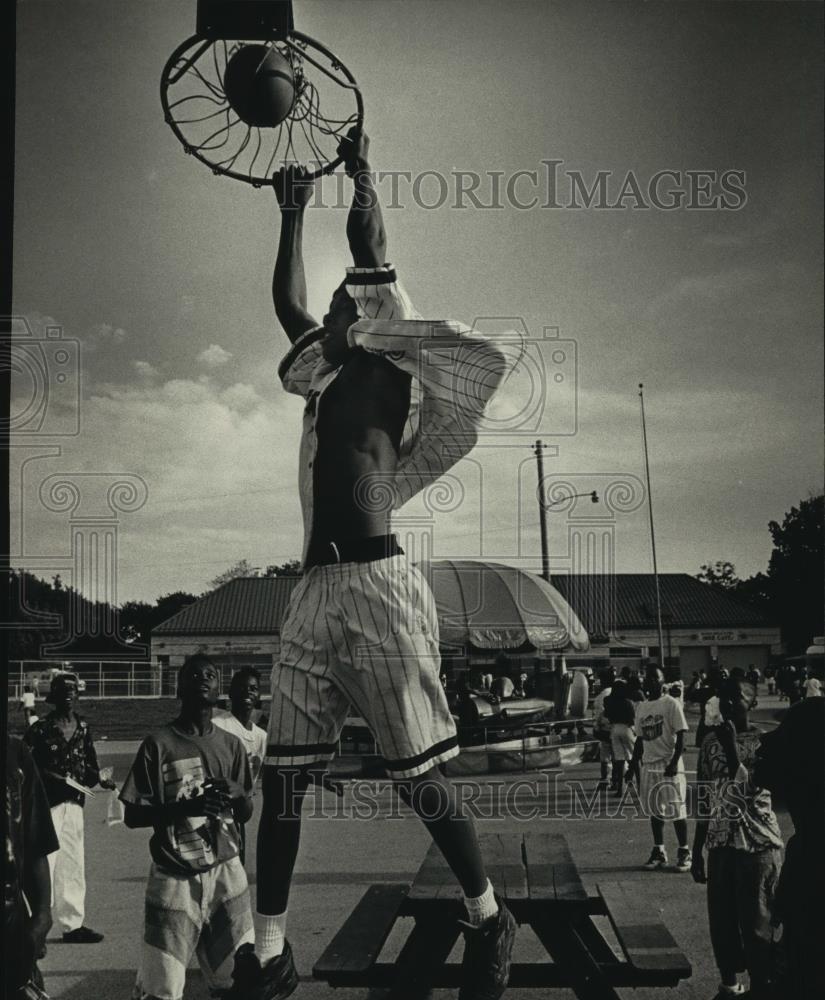 1992 Press Photo Kenneth Richardson slam-dunks basketball during Shermanfest - Historic Images