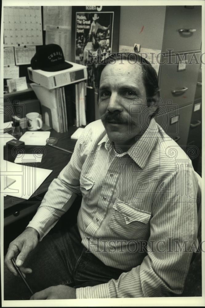 1990 Press Photo UW Professor Ed Stern has been roping for five years - Historic Images