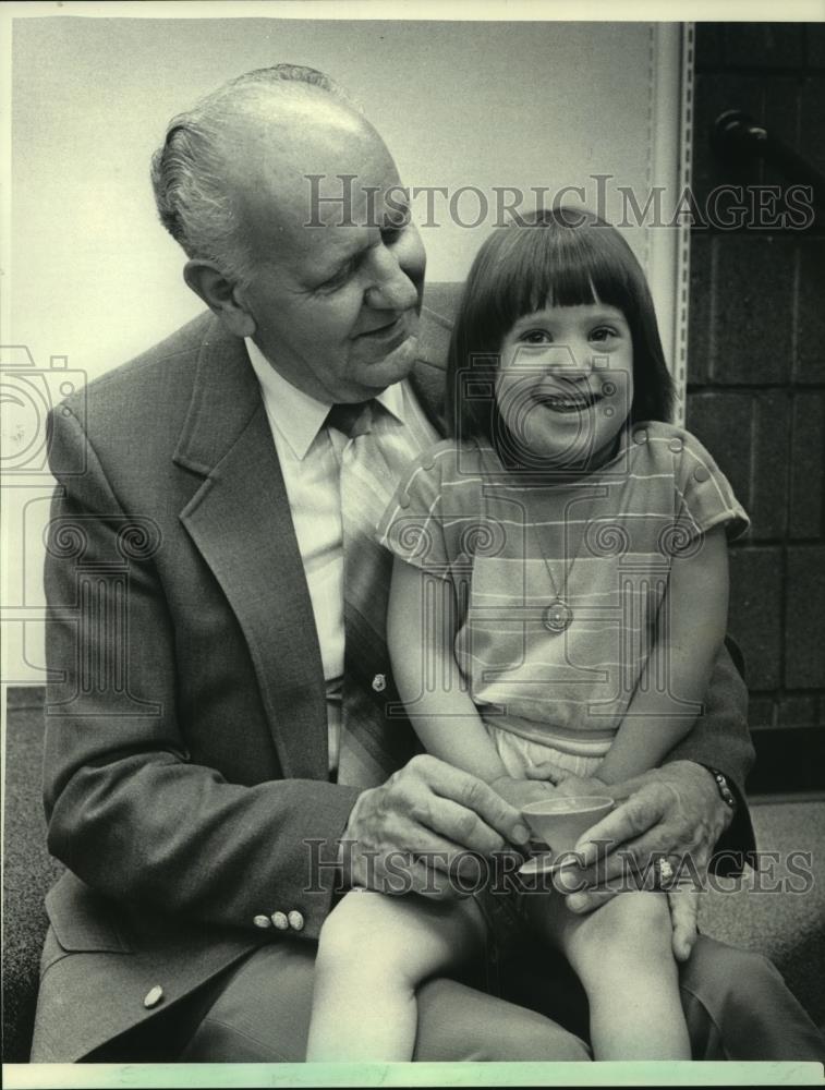 1985 Press Photo Milwaukee Fire Chief William Stamm &amp; granddaughter Becky Wussow - Historic Images