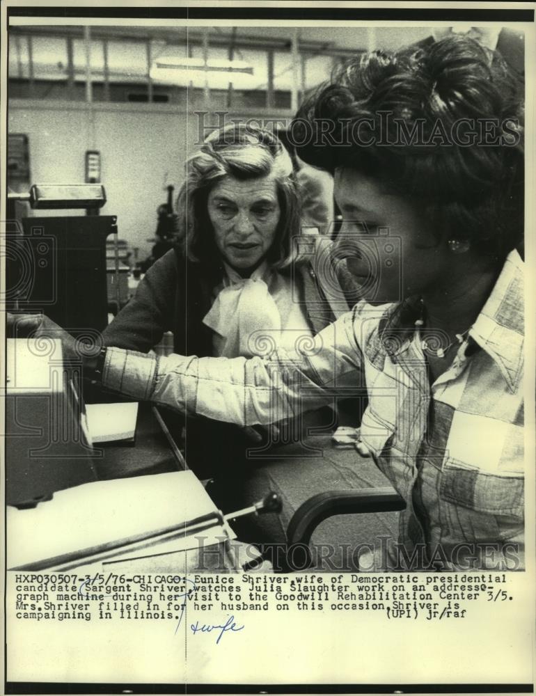 1976 Press Photo Eunice Shriver visits Chicago Goodwill Rehabilitation Center - Historic Images