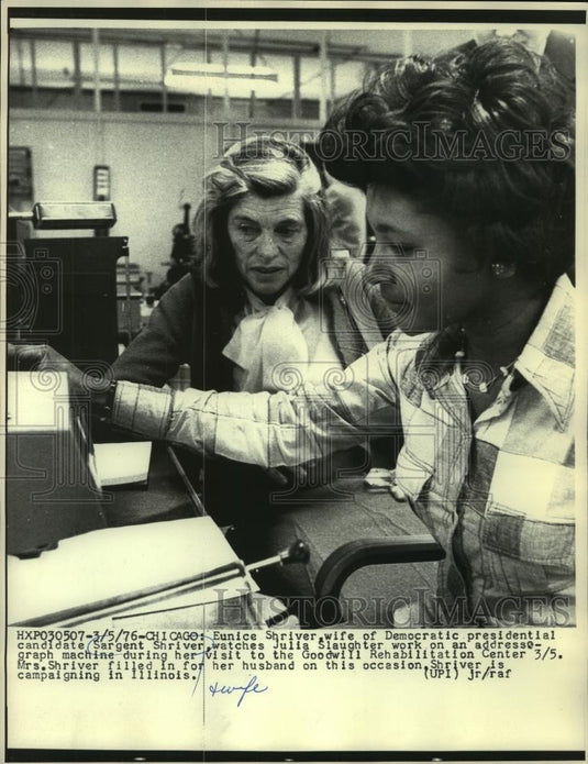 1976 Press Photo Eunice Shriver visits Chicago Goodwill Rehabilitation Center - Historic Images