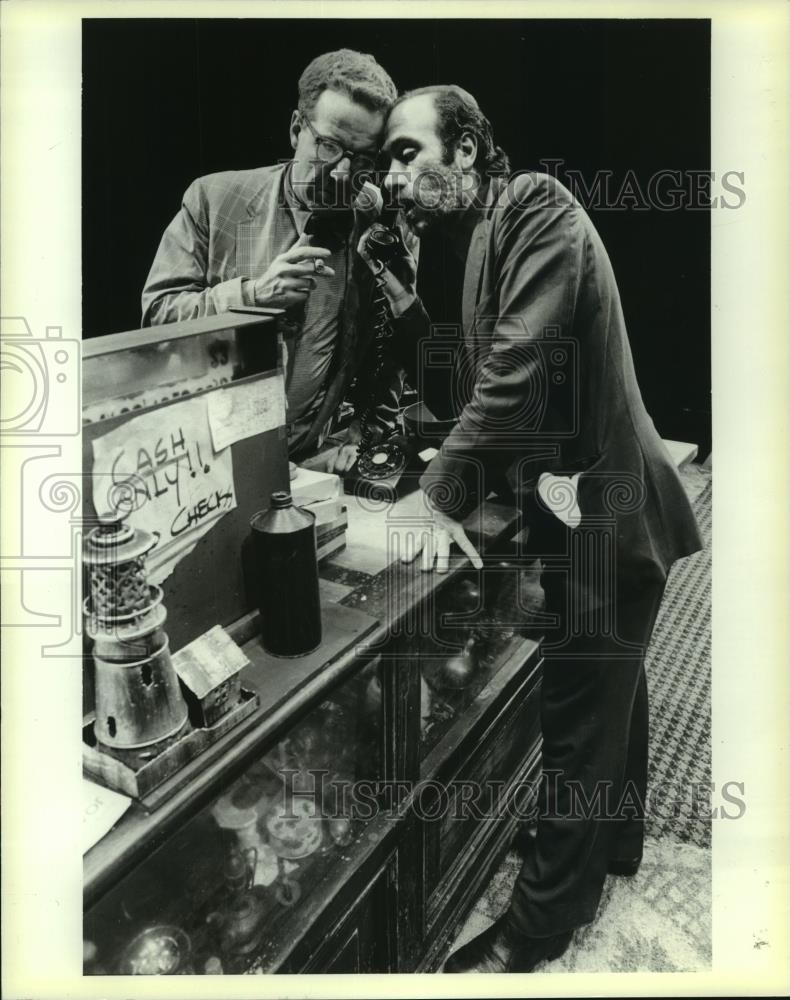 1984 Press Photo Larry Shue &amp; Tony Amendola in American Buffalo in Milwaukee - Historic Images