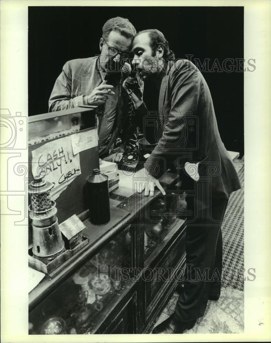 1984 Press Photo Larry Shue & Tony Amendola in American Buffalo in Milwaukee - Historic Images