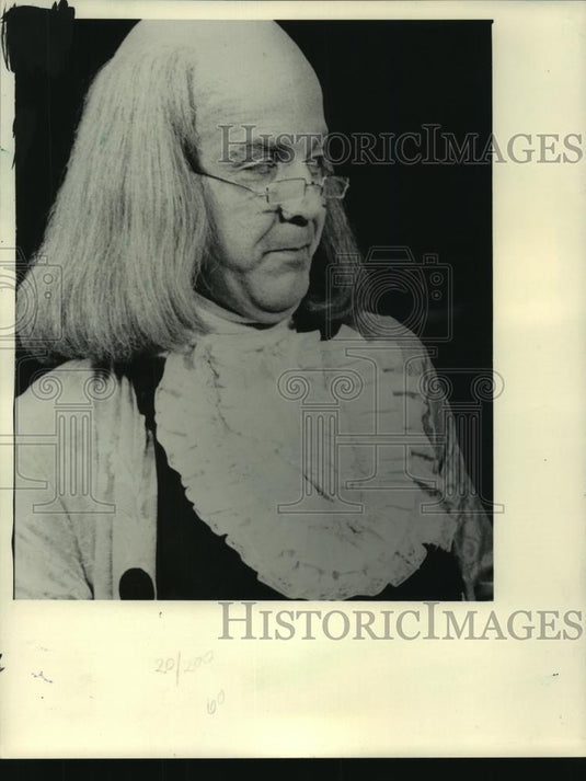 1984 Press Photo Actor Larry Shue disguised as Ben Franklin in "1776" - Historic Images