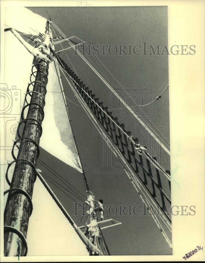 1986 Press Photo A ship crew member climbs up the Adventure&#39;s foremast - Historic Images