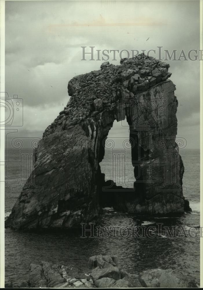 1992 Press Photo Coastal arch off Foula in Shetland Islands, Scotland - Historic Images