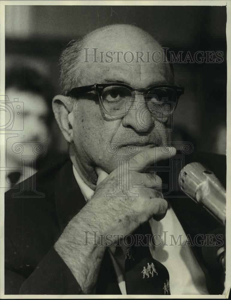 1977 Press Photo Julius Shiskin of the Bureau of Labor Statistics gives address - Historic Images