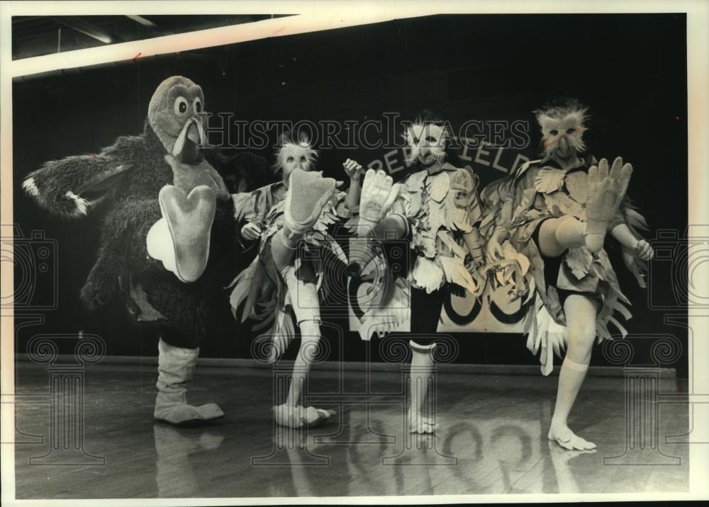 1989 Press Photo Principal C.E. Sheldon does the turkey trot with students - Historic Images