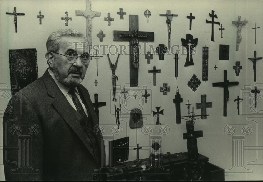 1984 Press Photo Wisconsin Lutheran Bishop A.C. Schumacher with crucifixes - Historic Images