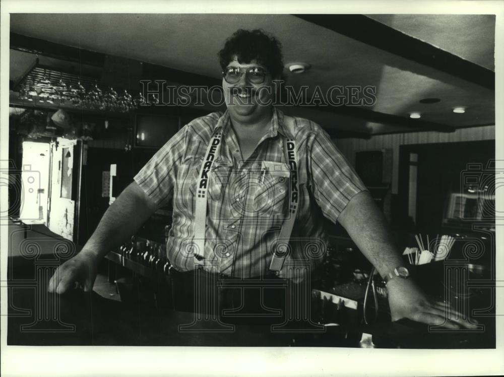 1990 Press Photo Rodney Schultz- Co-Owner Of Partner&#39;s Pub Near Richland Center - Historic Images