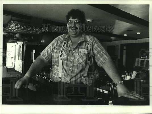 1990 Press Photo Rodney Schultz- Co-Owner Of Partner's Pub Near Richland Center - Historic Images