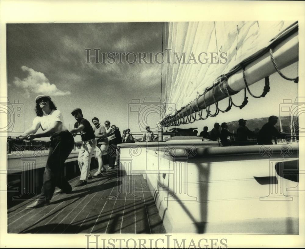 1986 Press Photo Passengers act as crew in the Adventure, traditional ship - Historic Images