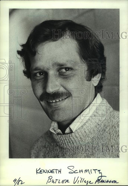 1982 Press Photo Village Administrator Kenneth Schmitz gets raise, Butler, Wis. - Historic Images
