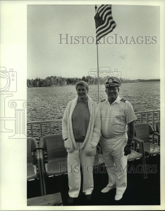 1991 Press Photo Glen and Shirley Schneider operate excursion boat in Texas - Historic Images