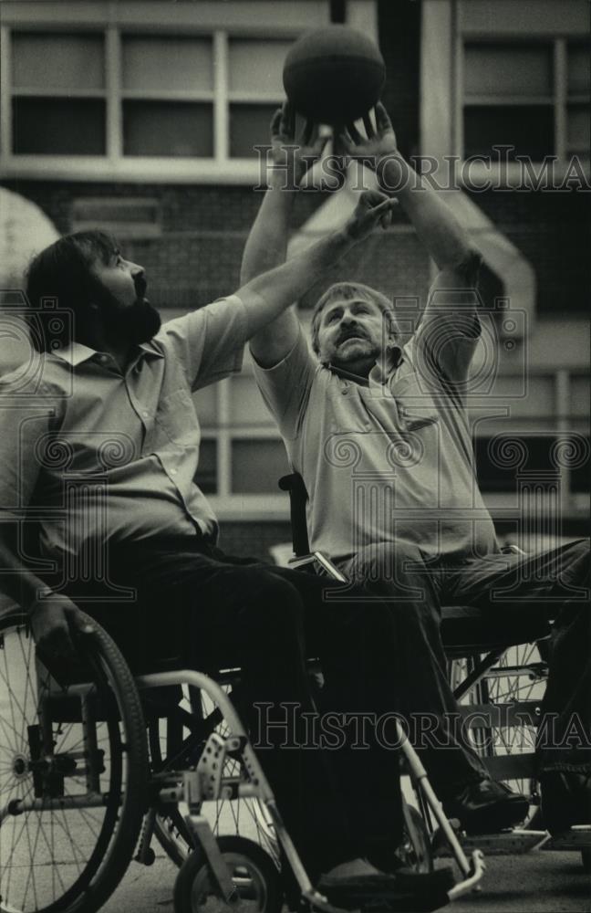 1986 Press Photo Don Schmitt, on the right, shoots during a one-on-one game - Historic Images